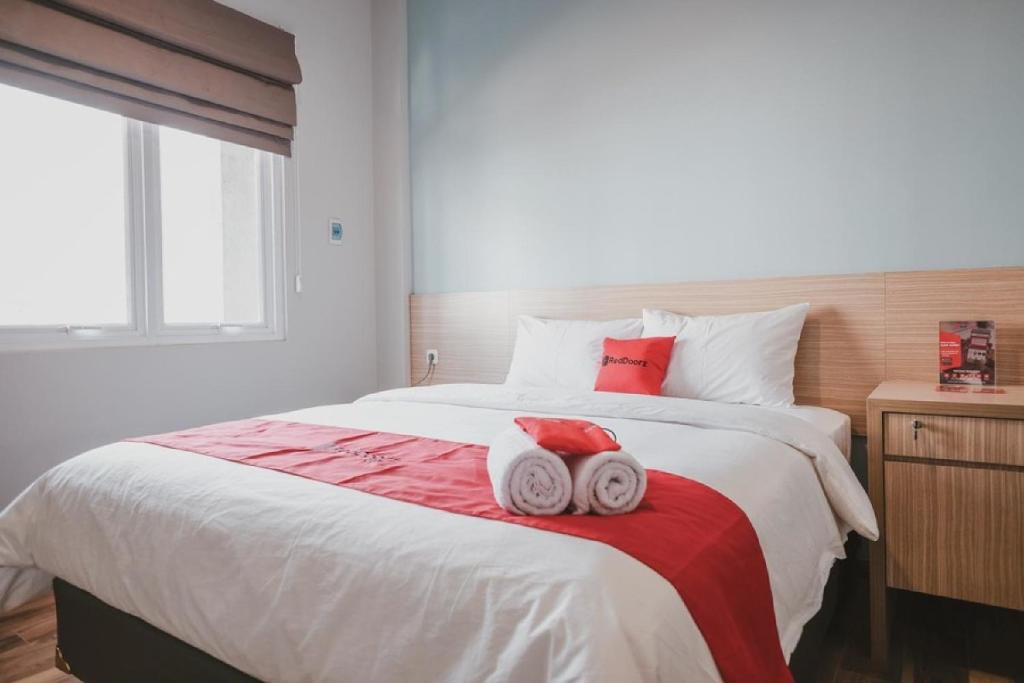Un dormitorio con una cama con dos toallas encima. en Reddoorz Plus @ Karet Pedurenan 3, en Yakarta