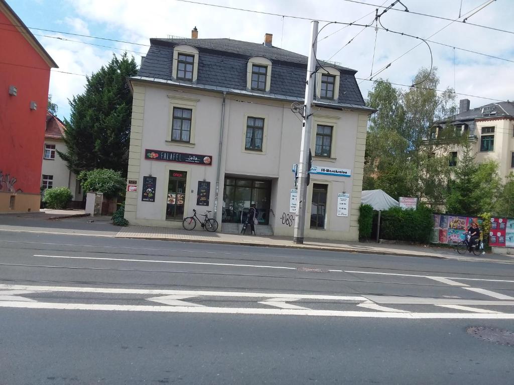 Η γειτονιά γύρω από ή μία γειτονιά κοντά σε αυτό το δωμάτιο σε οικογενειακή κατοικία