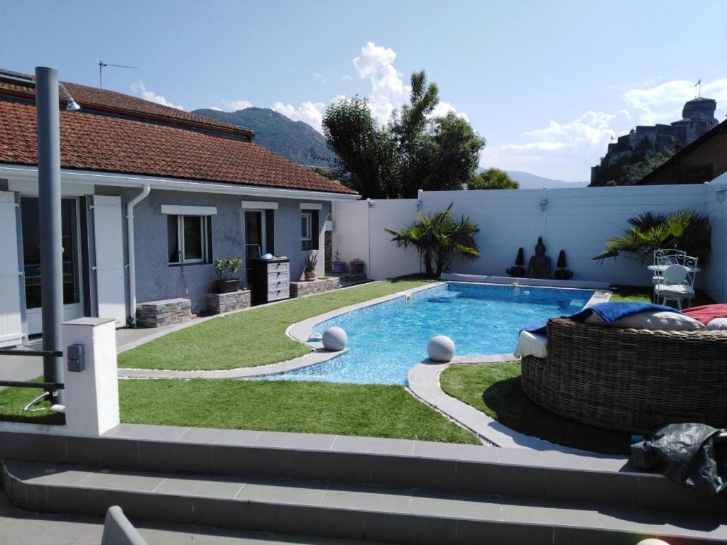 uma piscina no quintal de uma casa em Petite maison em Lourdes