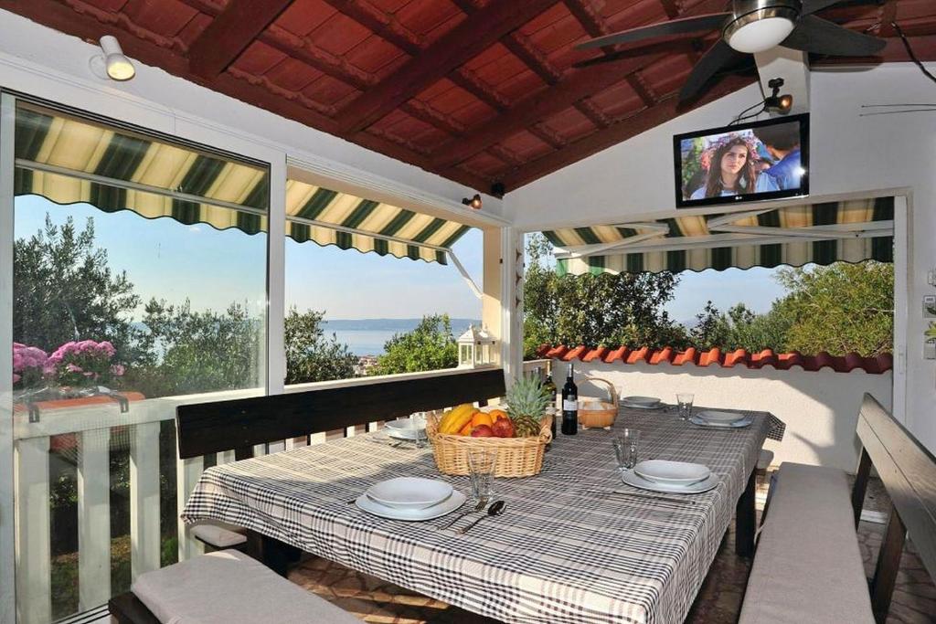 Balkón alebo terasa v ubytovaní Villa Paula with 7 bedrooms, heated 36sqm private pool, Jacuzzi, Gym and sea views