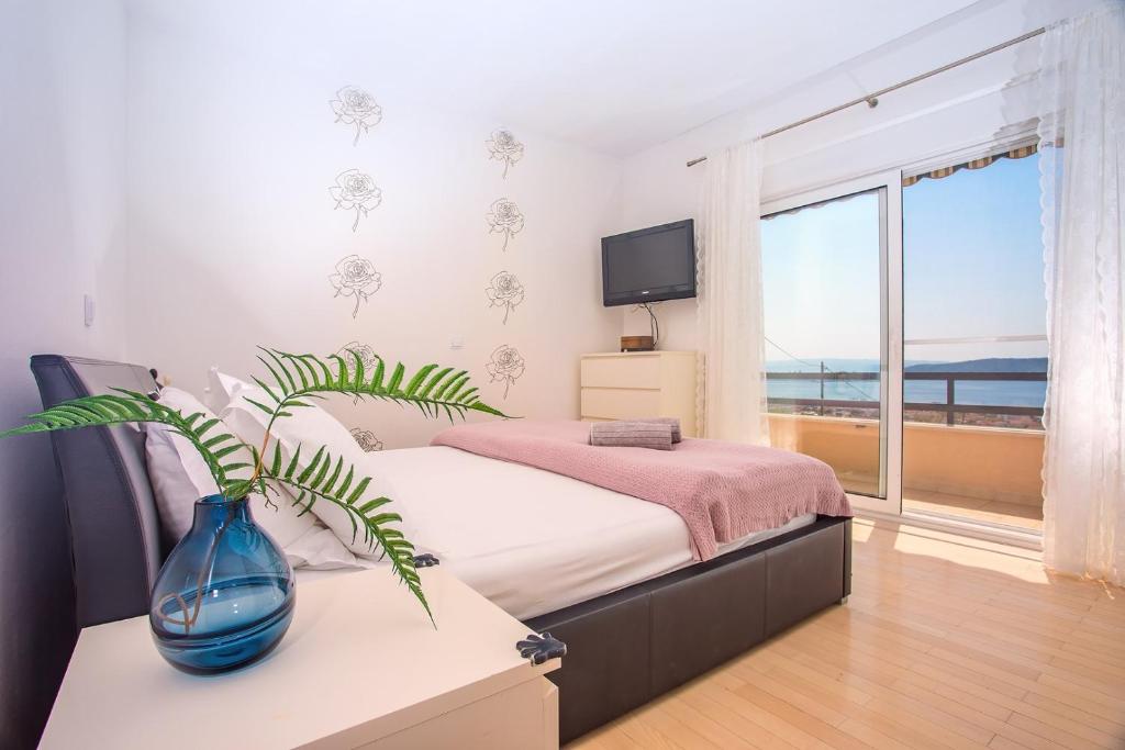 Posteľ alebo postele v izbe v ubytovaní Villa Paula with 7 bedrooms, heated 36sqm private pool, Jacuzzi, Gym and sea views