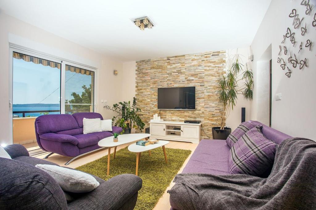Televízia a/alebo spoločenská miestnosť v ubytovaní Villa Paula with 7 bedrooms, heated 36sqm private pool, Jacuzzi, Gym and sea views