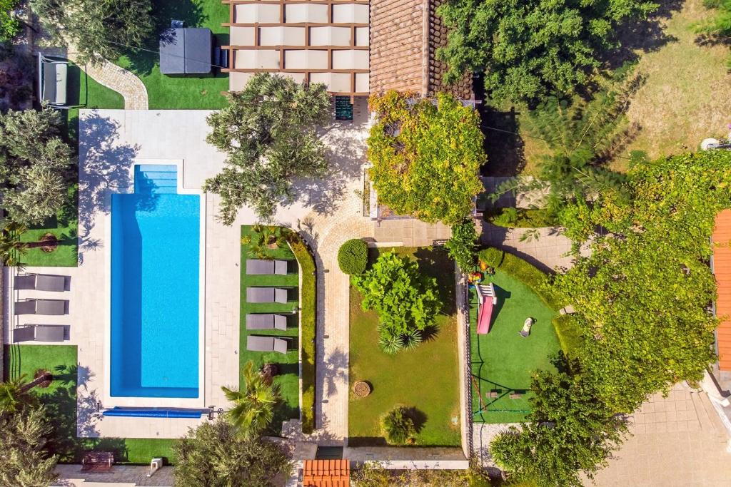 Bazén v ubytovaní Villa Paula with 7 bedrooms, heated 36sqm private pool, Jacuzzi, Gym and sea views alebo v jeho blízkosti