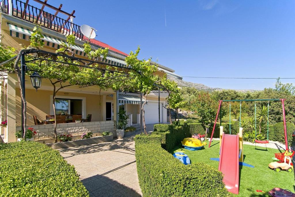 Vonkajšia záhrada v ubytovaní Villa Paula with 7 bedrooms, heated 36sqm private pool, Jacuzzi, Gym and sea views