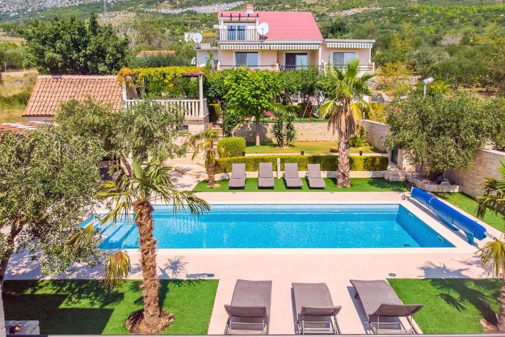 - une vue aérienne sur une villa avec une piscine dans l'établissement Villa Paula with 7 bedrooms, heated 36sqm private pool, Jacuzzi, Gym and sea views, à Kaštela