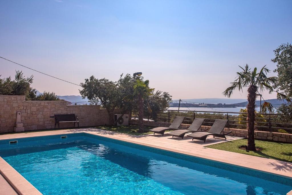 Bazén v ubytovaní Villa Paula with 7 bedrooms, heated 36sqm private pool, Jacuzzi, Gym and sea views alebo v jeho blízkosti