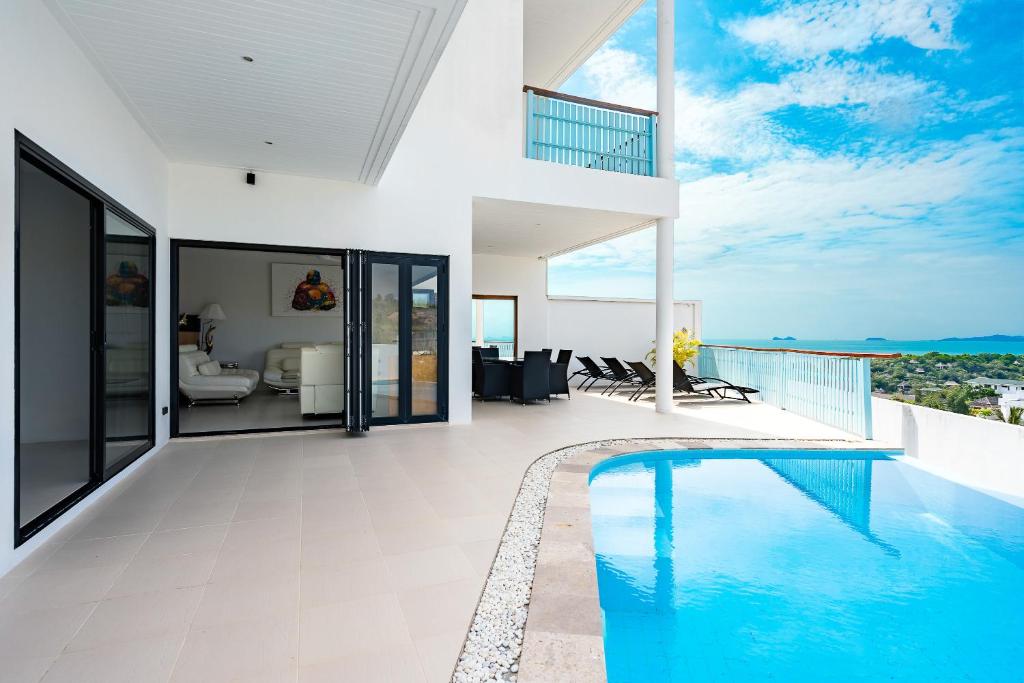 Cette villa dispose d'une piscine et offre une vue sur l'océan. dans l'établissement 2 Bedroom Seaview Villa Plai Laem B1 SDV203-By Samui Dream Villas, à Choeng Mon Beach
