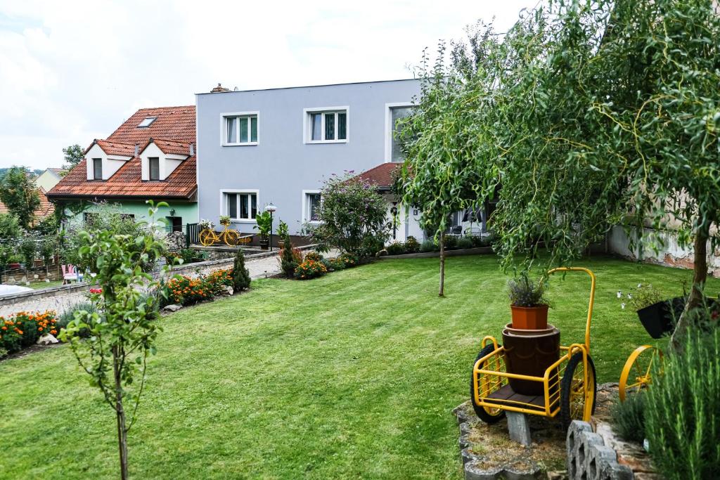 einen Hof mit einem Haus und einem Baum in der Unterkunft Apartment LIVI in Mikulov
