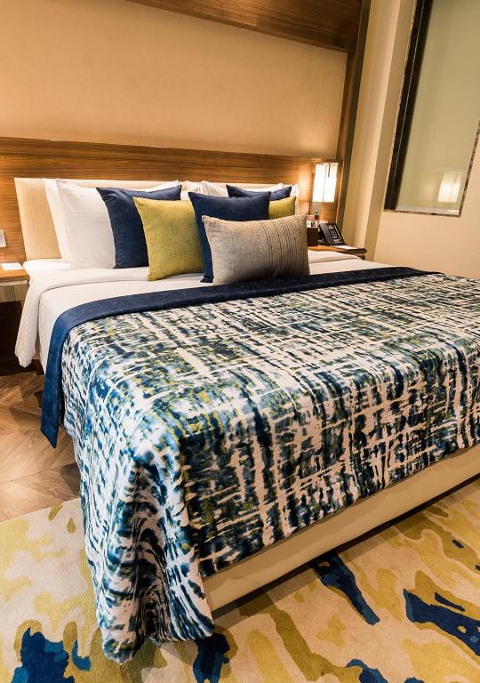 Postel nebo postele na pokoji v ubytování Ramada Gurgaon Central