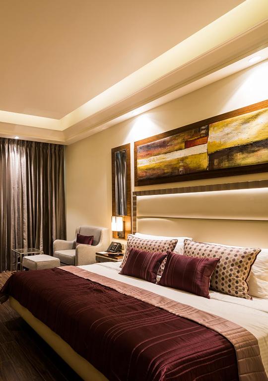 Postel nebo postele na pokoji v ubytování Ramada Gurgaon Central