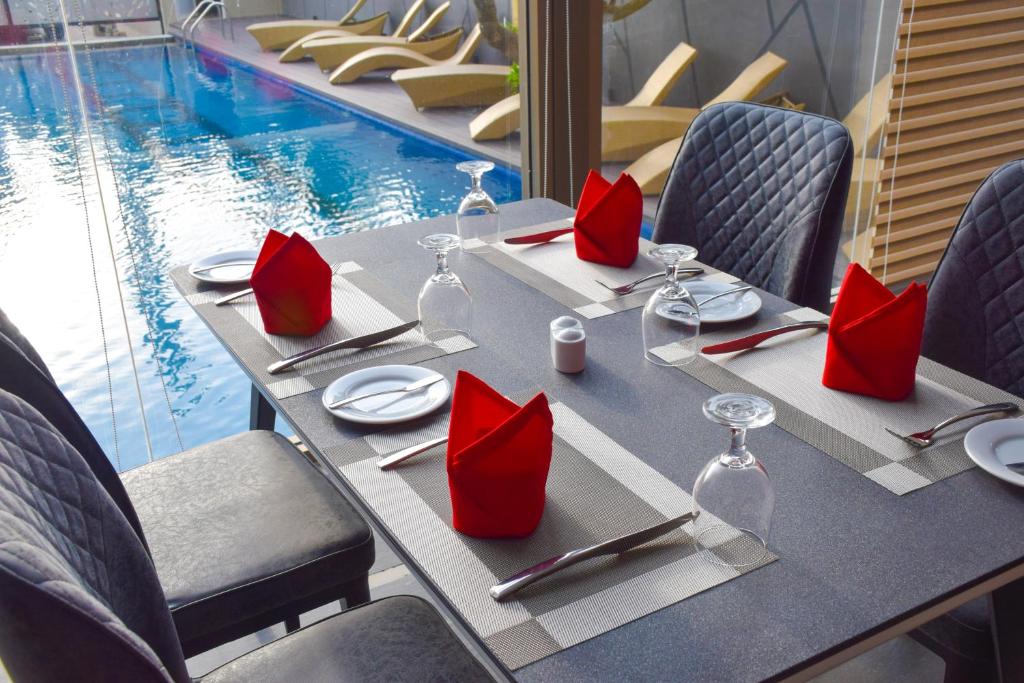 Bazén v ubytování Ruvisha Beach Hotel nebo v jeho okolí