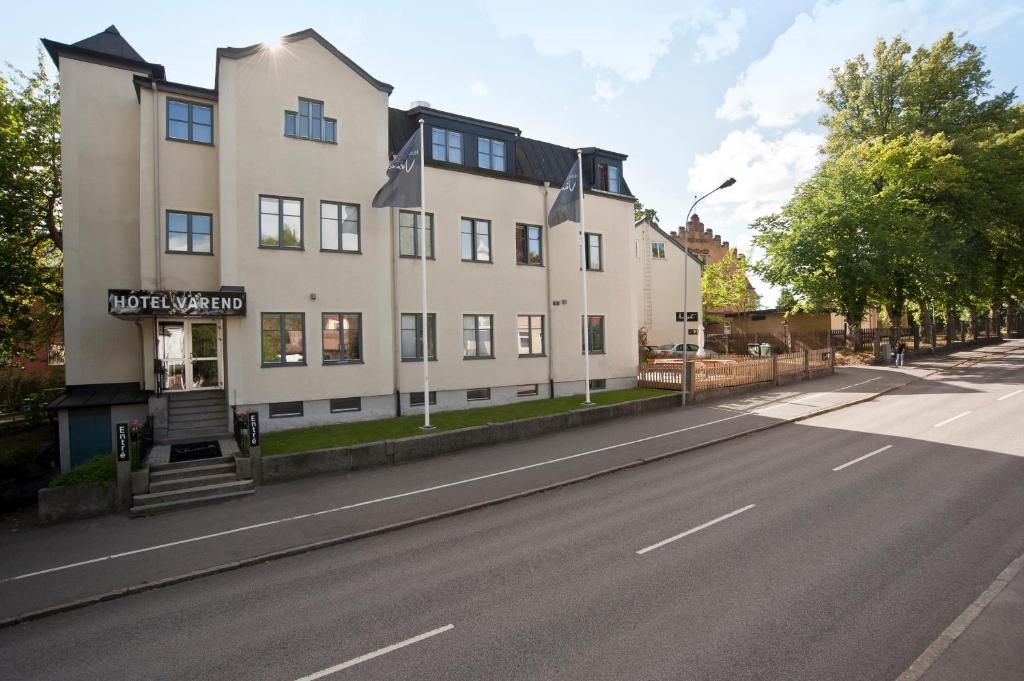 un edificio al lado de una calle en Hotell Värend, en Växjö