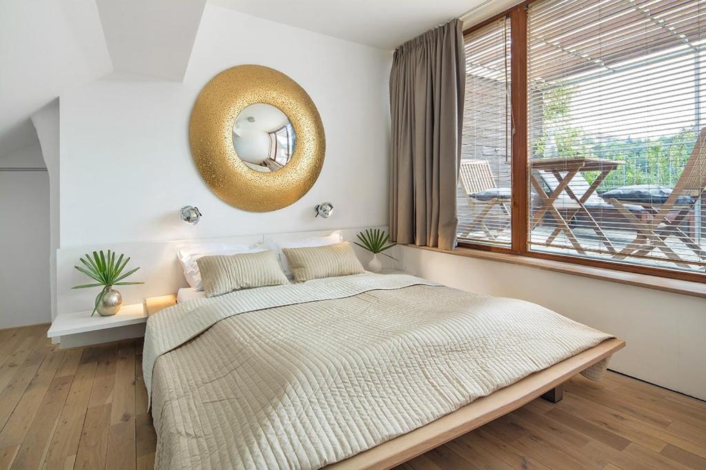 een slaapkamer met een groot bed en een groot raam bij Holečkova Apartments in Praag