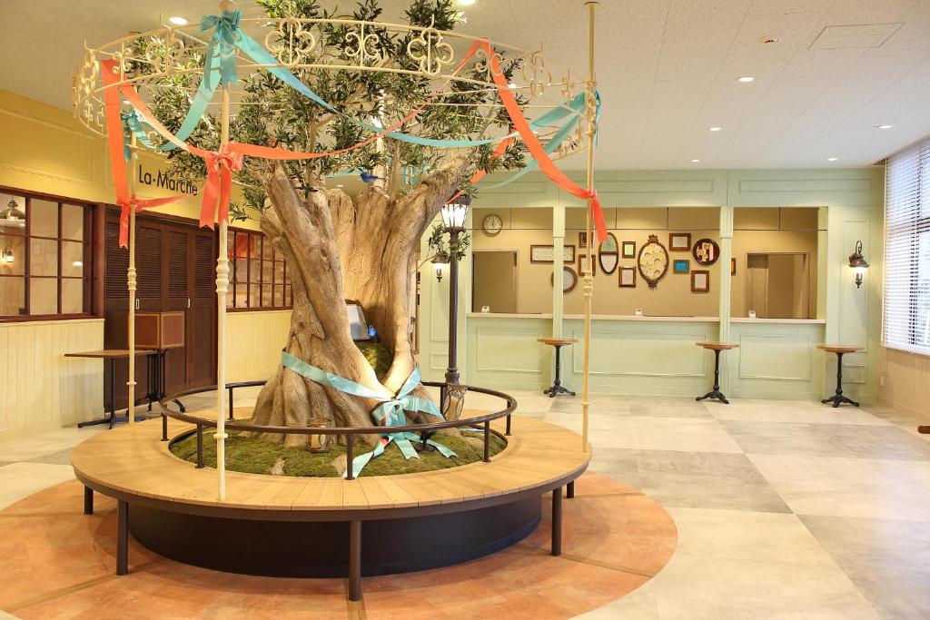 a tree in the middle of a lobby withbons at HOTEL EURASIA MAIHAMA ANNEX in Urayasu