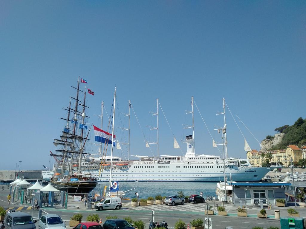 un grand bateau de croisière est amarré dans un port dans l'établissement Suite Neptune, à Nice