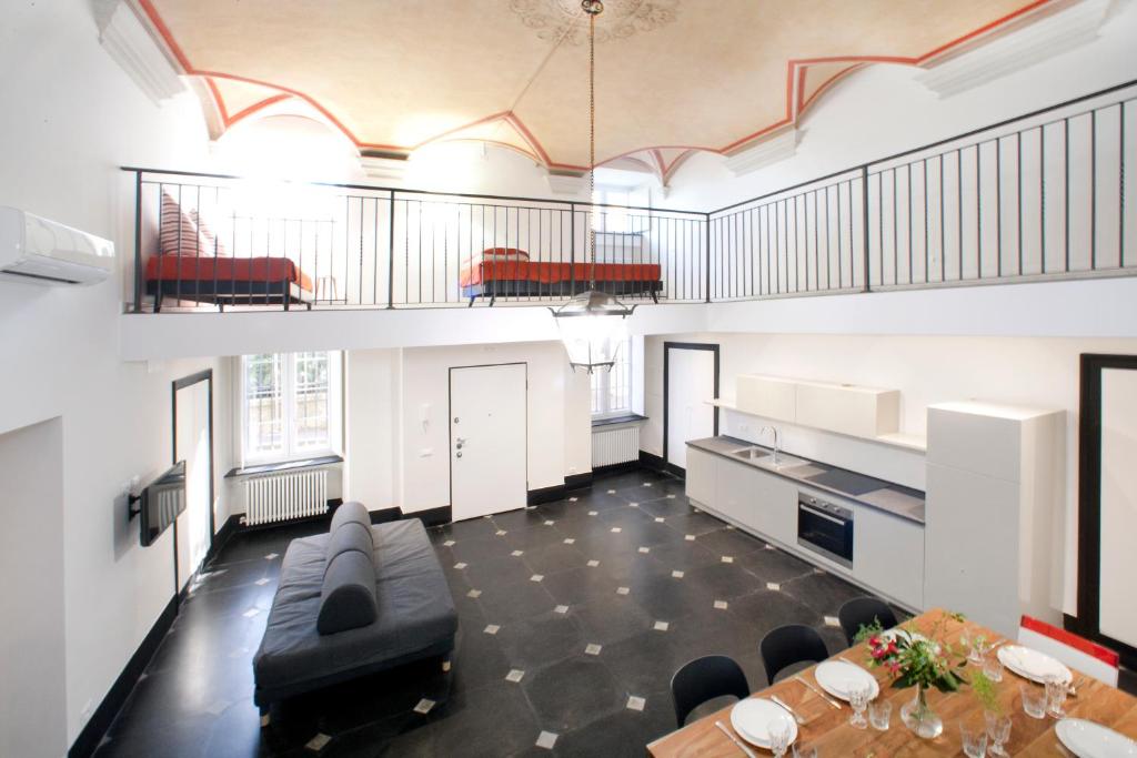 una grande camera con divano e tavolo di Old Villa stylish apartment a Genova