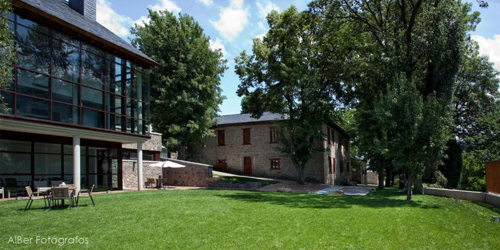 ビリャブリノにあるAlbergue Francisco Giner De Los Riosの建物前の芝生の庭がある建物