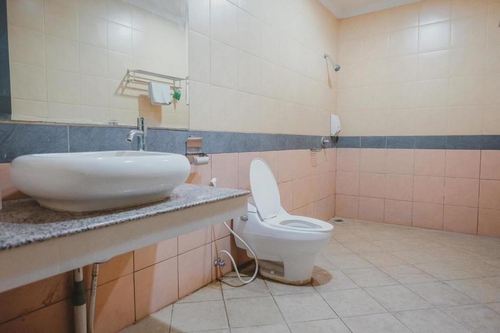 Koupelna v ubytování RedDoorz Premium @ Jalan Pal 10 Jambi