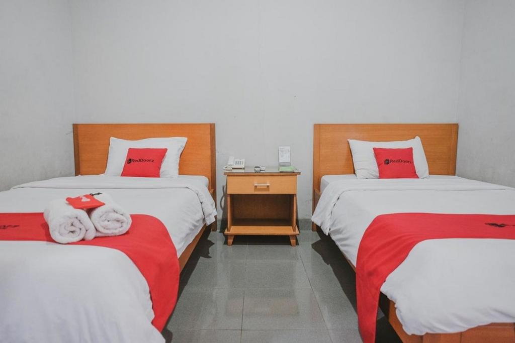 Postel nebo postele na pokoji v ubytování RedDoorz Premium @ Jalan Pal 10 Jambi