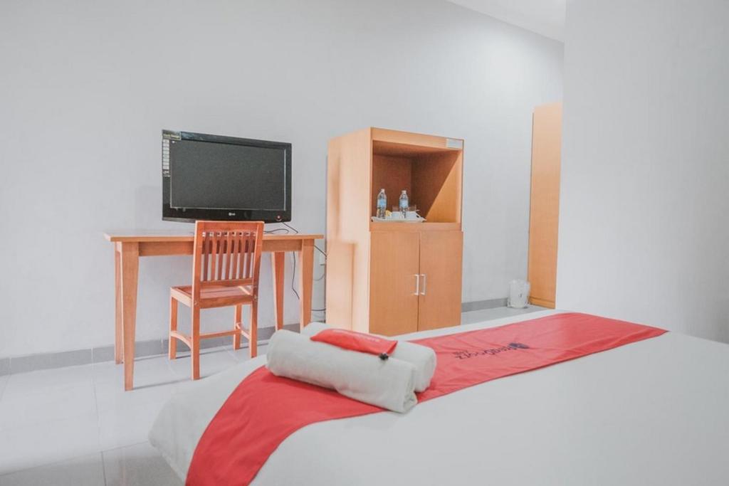 TV a/nebo společenská místnost v ubytování RedDoorz Premium @ Jalan Pal 10 Jambi