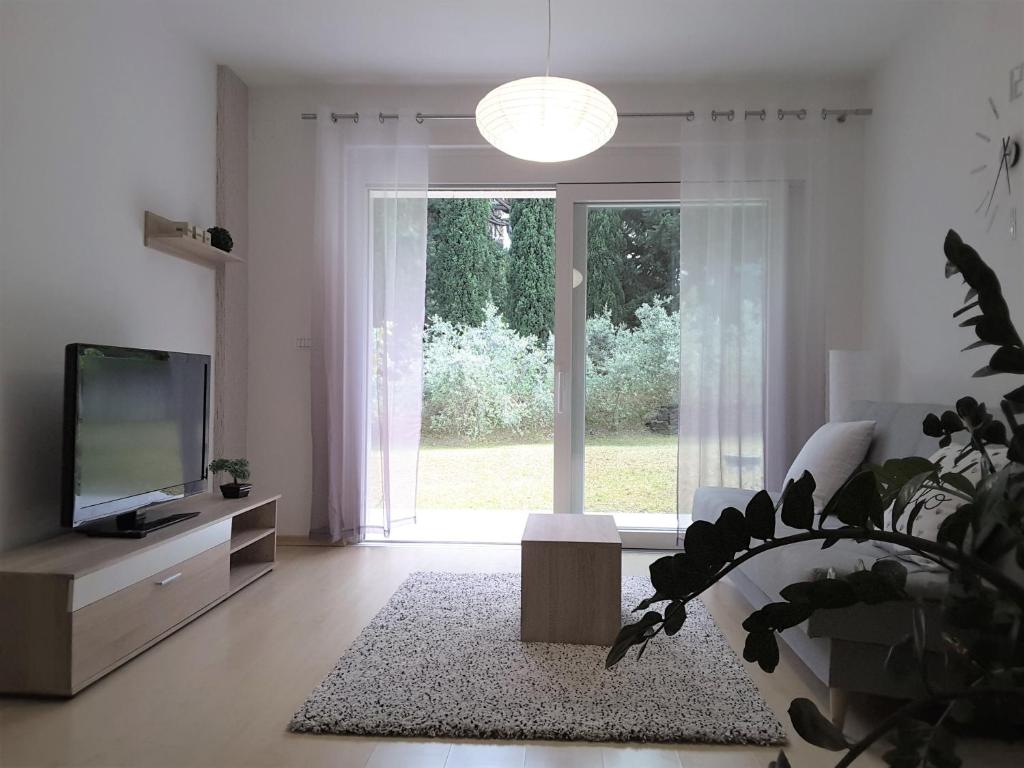 Una televisión o centro de entretenimiento en APARTMENT LUNA, IZOLA, San Simon