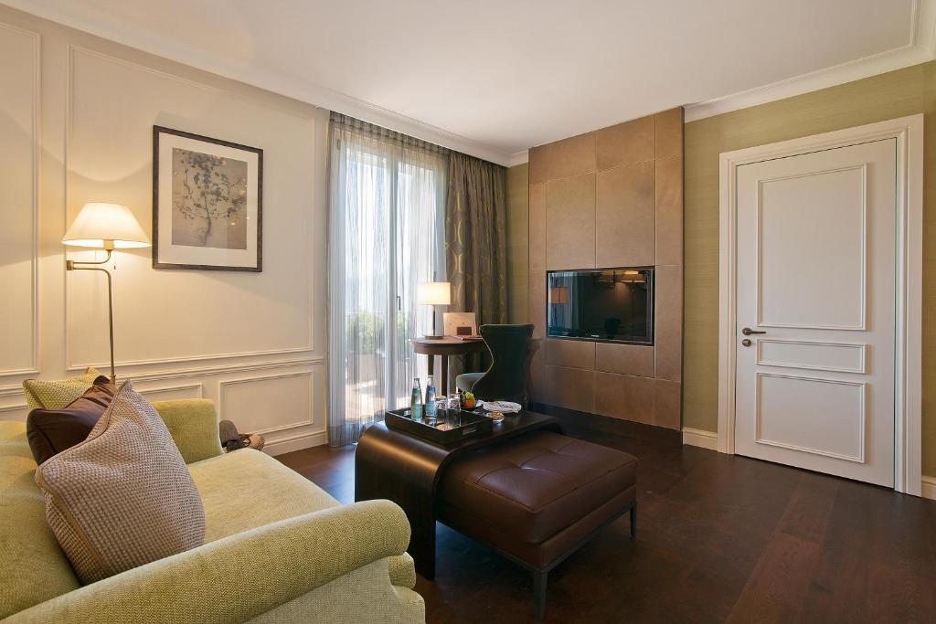 TV a/nebo společenská místnost v ubytování Hotel Villa Honegg