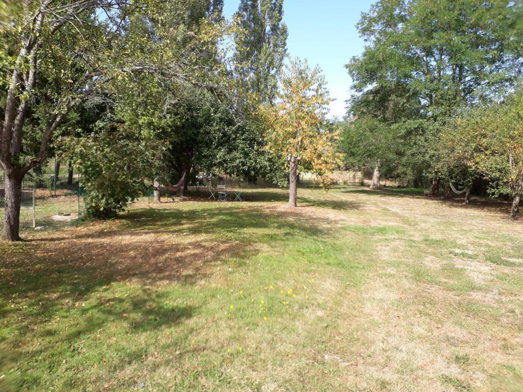 a park with trees and a grass field at Hamac et potager Gîte et chambre d&#39;hôtes in La Chapelle-de-Bragny