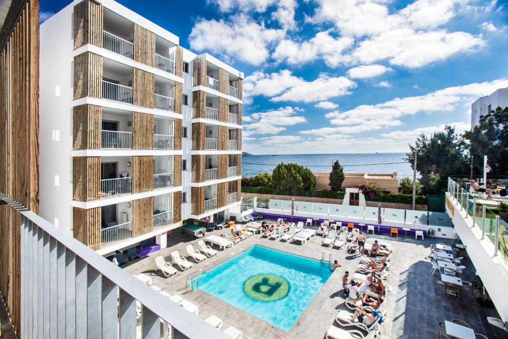 balcone con vista su un hotel con piscina di Ryans Ibiza Apartments - Only Adults a Ibiza Città