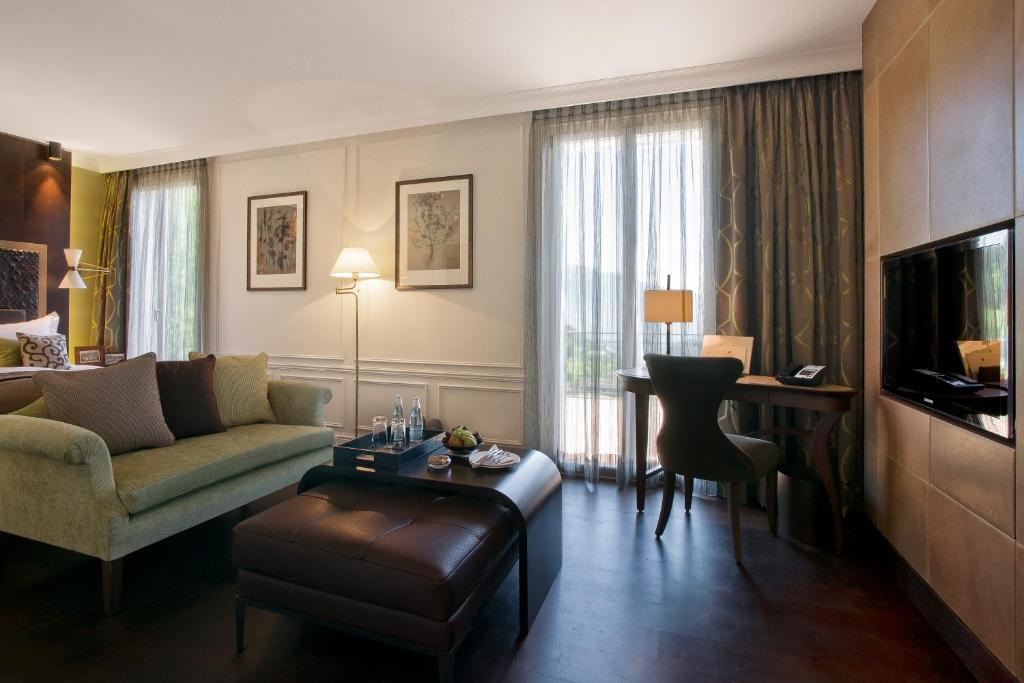 TV a/nebo společenská místnost v ubytování Hotel Villa Honegg