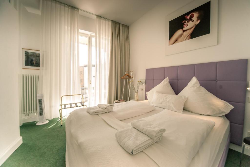 Postel nebo postele na pokoji v ubytování MAISON MARSIL - Boutique Hotel Köln