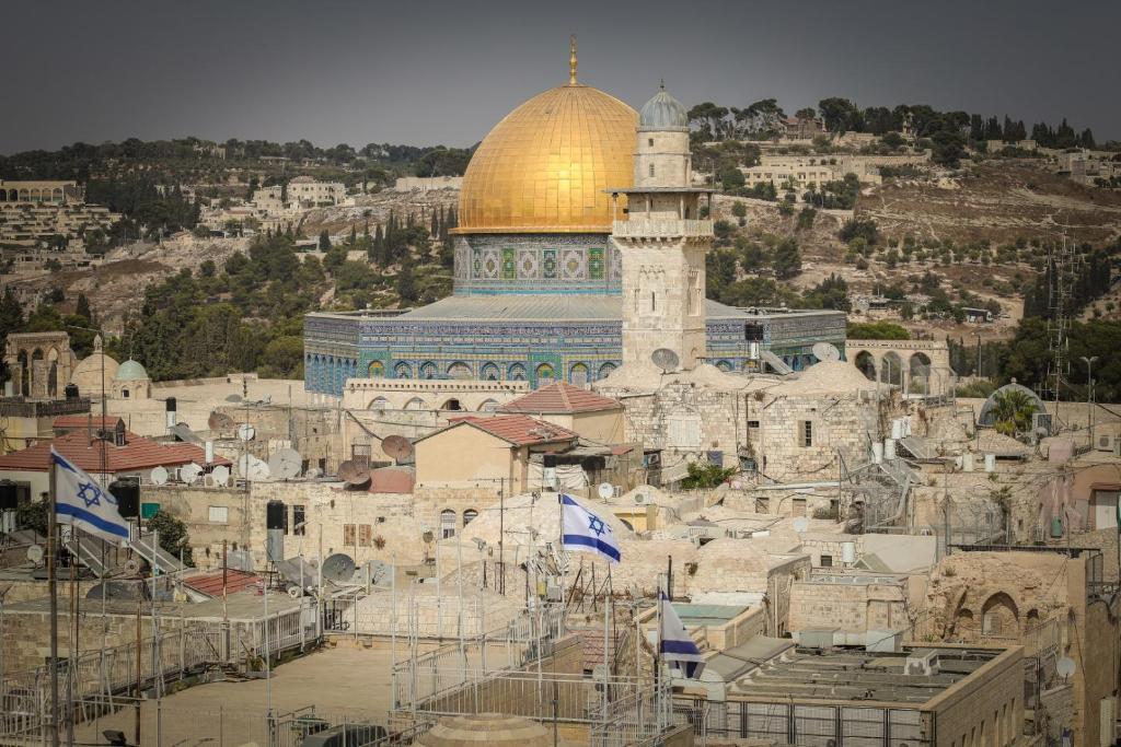 einen Blick auf die Kuppel des Felsens und den Tempelberg in der Unterkunft Western Wall Luxury House in Jerusalem