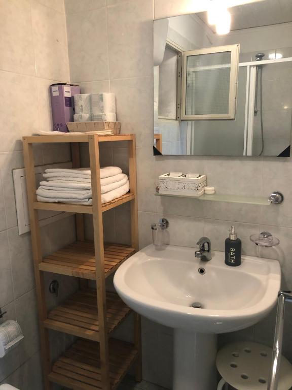 łazienka z umywalką i lustrem w obiekcie Trimarchi House w mieście Neapol