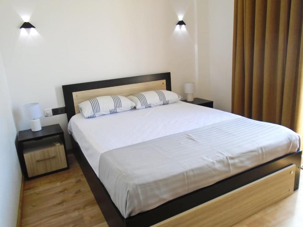 sypialnia z łóżkiem z 2 poduszkami w obiekcie Palmyrah Court Apartment 2BR w Kolombo