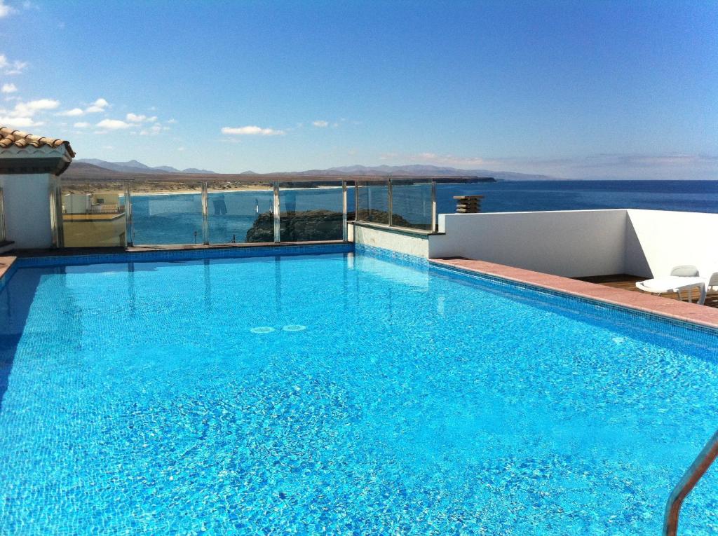 - une piscine avec vue sur l'océan dans l'établissement Cotillo Ocean View, à El Cotillo