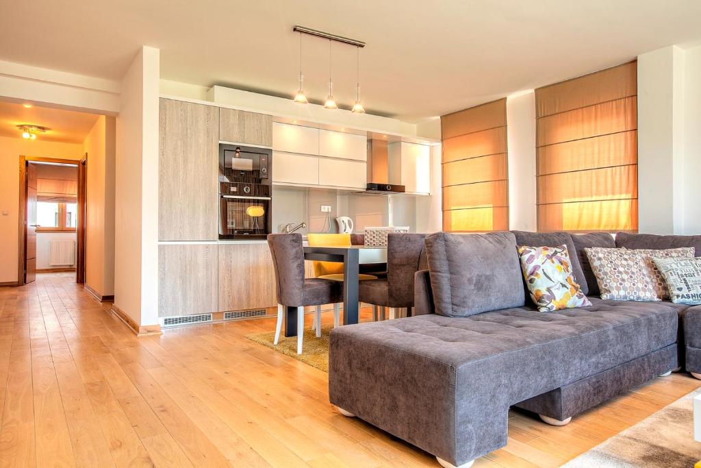 VIP Apartments - Three-Bedroom Apartment With Mountain And River View