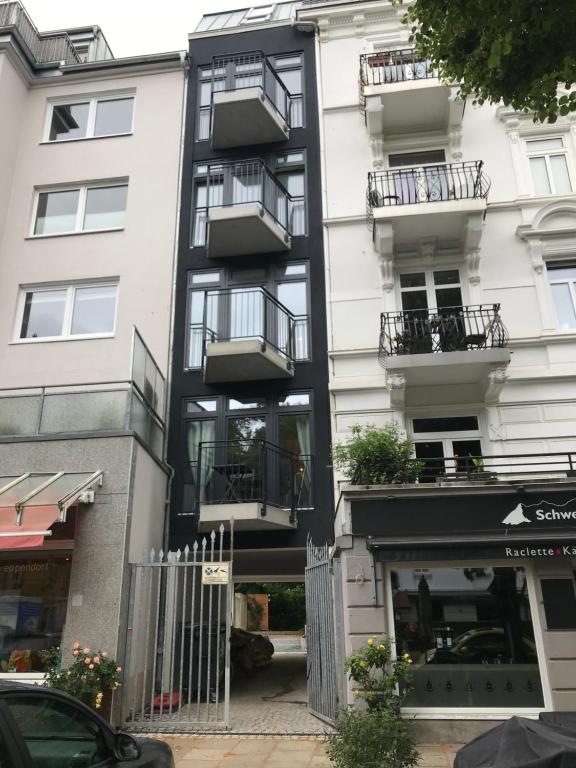 un edificio de apartamentos con balcones en un lateral en Apartmenthaus Hamburg Eppendorfer Weg, en Hamburgo