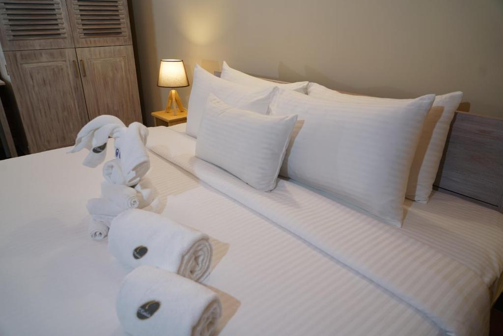 Postel nebo postele na pokoji v ubytování Olinia Airport Hotel