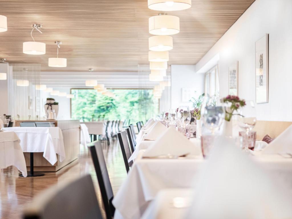 Reštaurácia alebo iné gastronomické zariadenie v ubytovaní Hotel Krone in Au