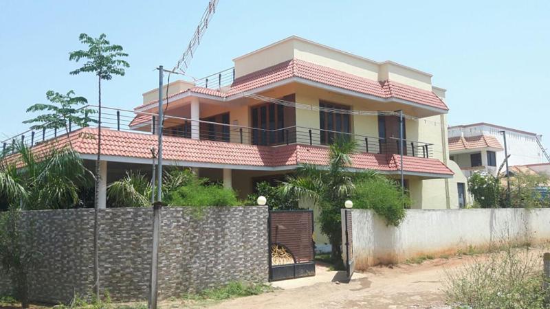 een huis met een hek ervoor bij royal stay in Madurai