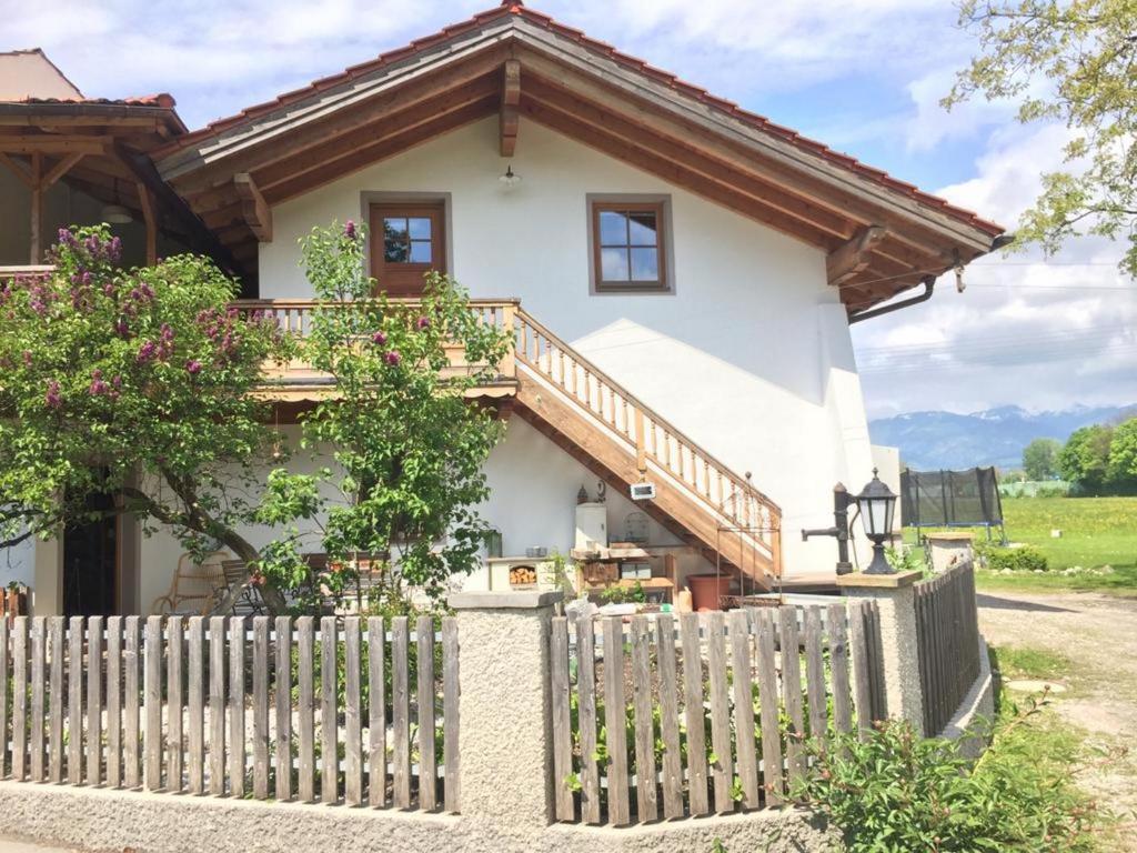 ein Haus mit einem Holzzaun davor in der Unterkunft Ferienwohnung Hofmann in Kiefersfelden