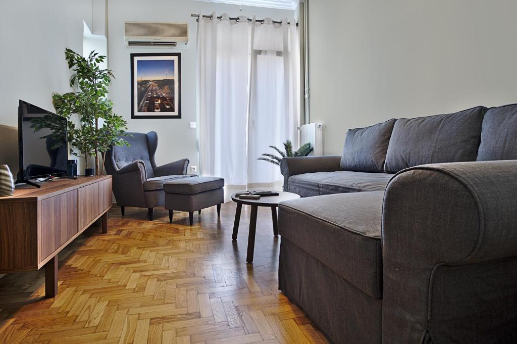 un soggiorno con divano e tavolo di Photographers House ad Atene