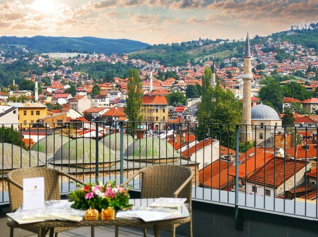 Nespecifikovaný výhled na destinaci Sarajevo nebo výhled na město při pohledu z hotelu