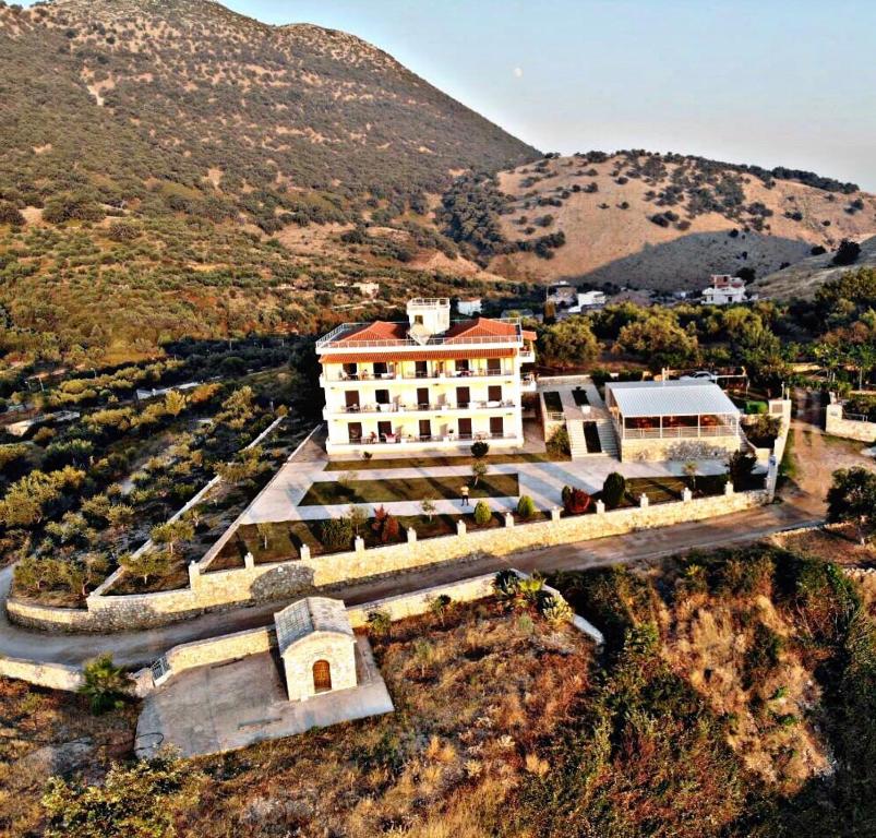 una vista aérea de un gran edificio en una colina en Belvedere Hotel & Suites, en Himare