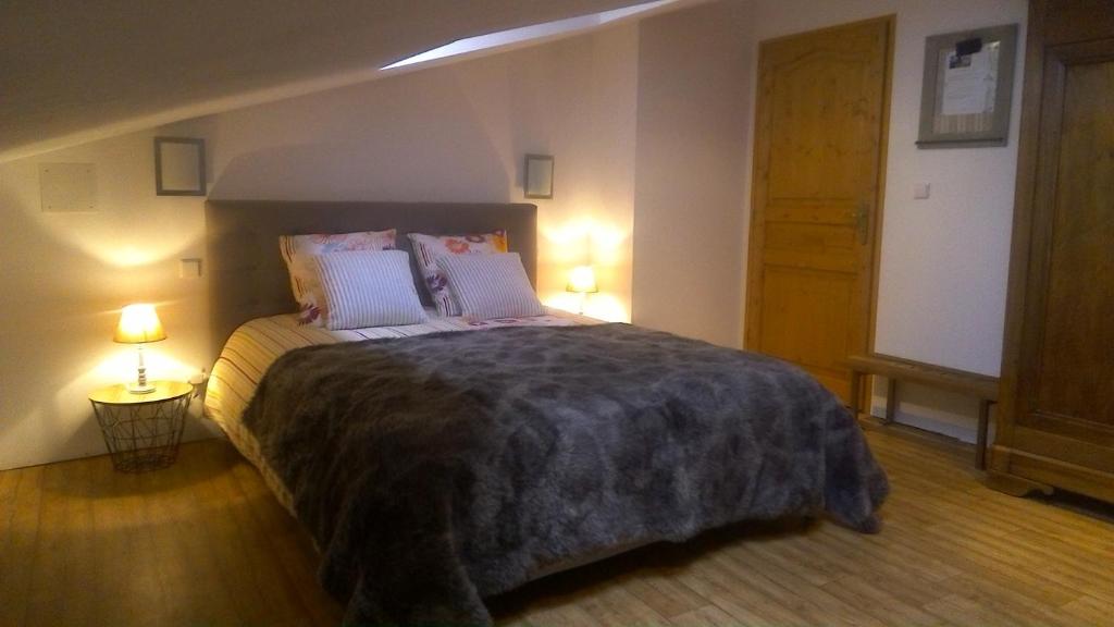 1 dormitorio con 1 cama grande y 2 lámparas en Chambre d'hôtes de Marie, en Chémery