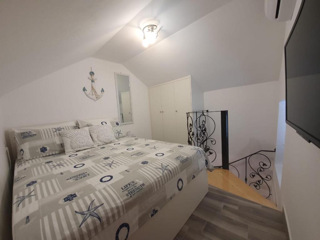 1 dormitorio con 1 cama grande en una habitación en Kuća Lukin, en Betina