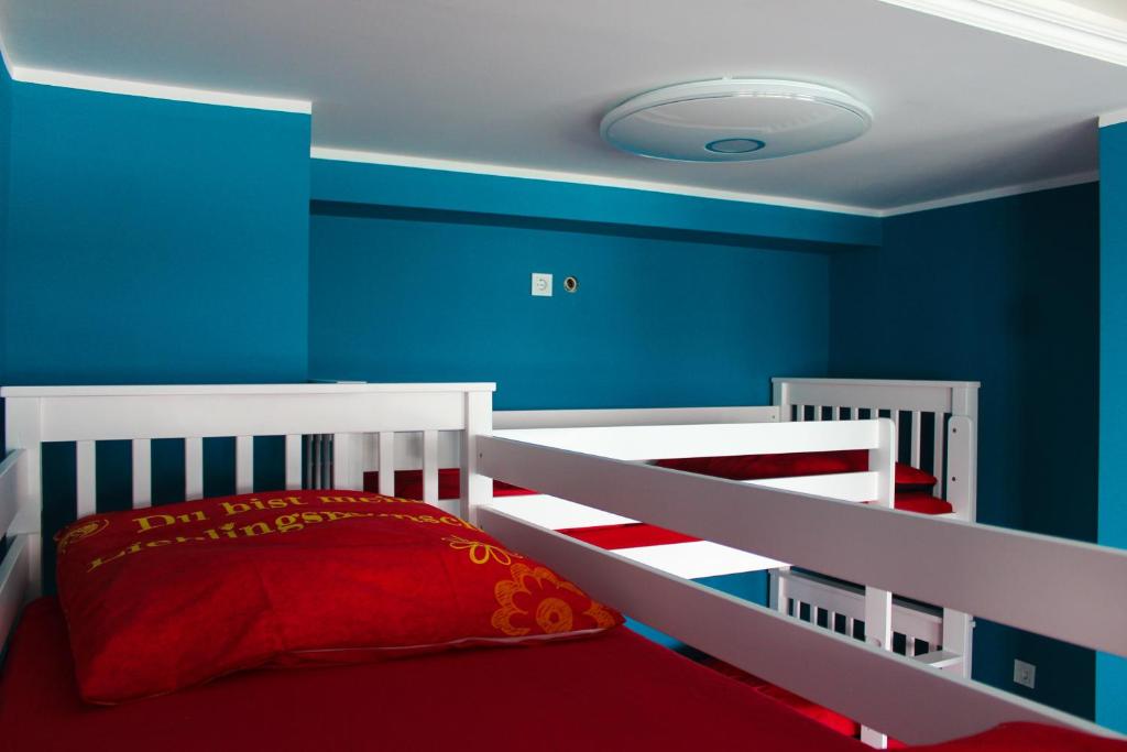 Postel nebo postele na pokoji v ubytování Skyhostel Friedrichshafen