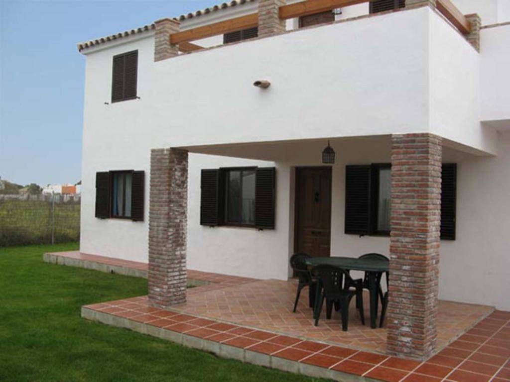 un patio con mesa y sillas frente a una casa en Arriba y Abajo Cadiz, en Zahora