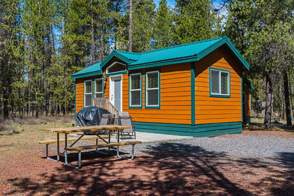 una casa pequeña con una mesa delante en Bend-Sunriver Camping Resort Cottage 1, en Sunriver