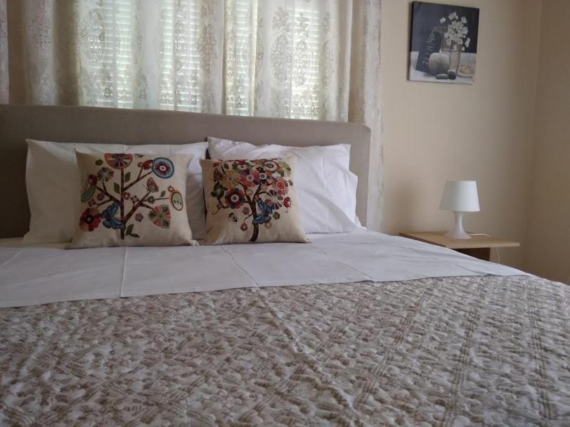 Un dormitorio con una cama con almohadas. en Paraskevi's House, en Argos