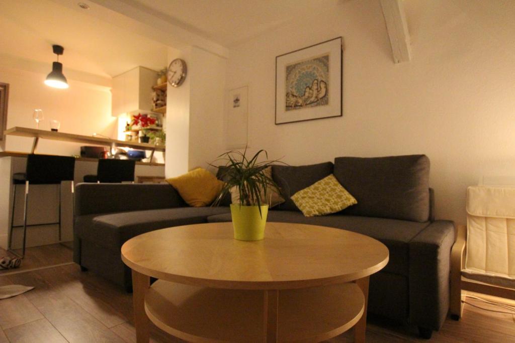 een woonkamer met een bank en een tafel bij Colmar City Center - Appartement BELLE-VUE 4 étoiles in Colmar